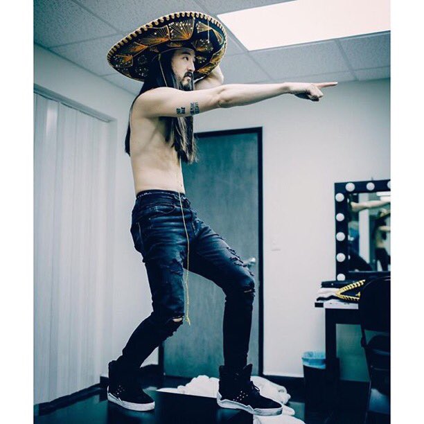 Vamonos amigos! Let's go to the #neonfutureexperience #mexicotour. Tonight Mexico City #arenaciudaddemexico Arriba! https://t.co/wk5uqUuayi