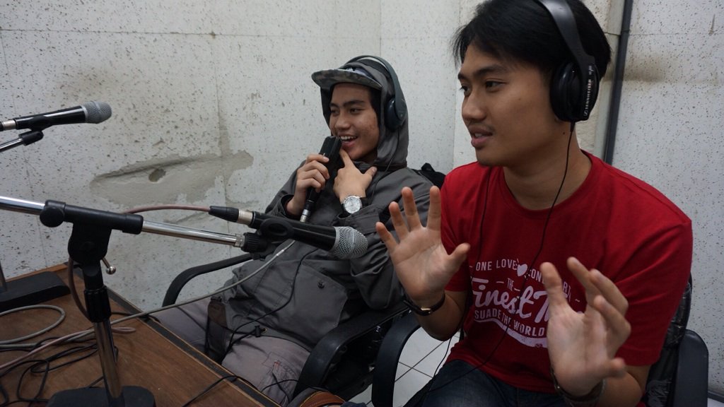 hyuun___'s tweet photo. "@theFinestTree: Live onair @merdekafm #NgobrolMerdeka https://t.co/N3BKoDyZ10"