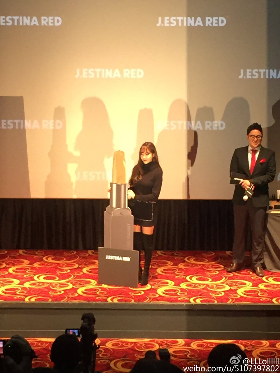 [PIC][07-11-2015]Jessica tham dự buổi Fansign cho dòng mỹ phẩm "J.ESTINA RED" tại "Myeongdong Lotte Cinema" vào chiều nay CTL2JfSUEAAeLOP