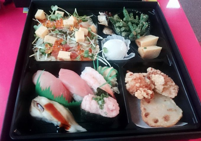 今日のお昼ご飯(*'&omega;' *)雨降ってるから出前にした(,,> <,,)♡ https://t.co/07zoTo0vRc