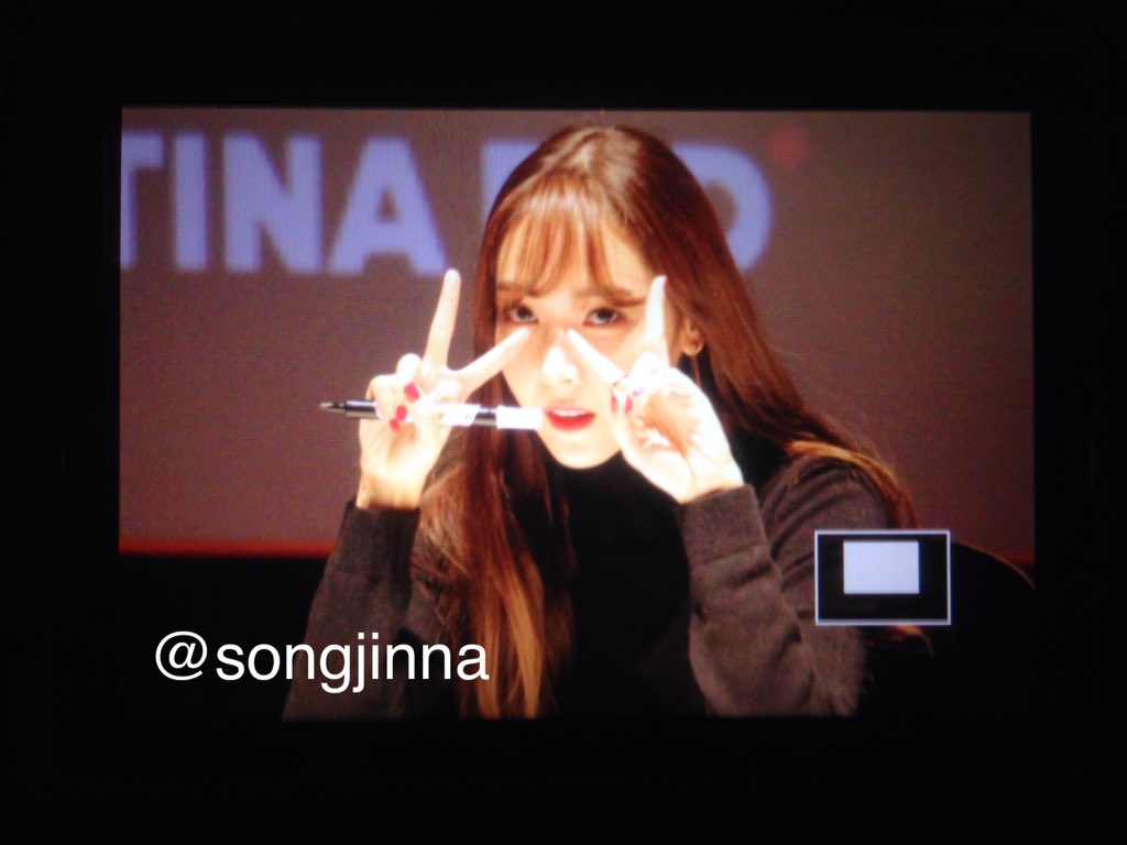 [PIC][07-11-2015]Jessica tham dự buổi Fansign cho dòng mỹ phẩm "J.ESTINA RED" tại "Myeongdong Lotte Cinema" vào chiều nay CTL4jX8UcAA02Ga