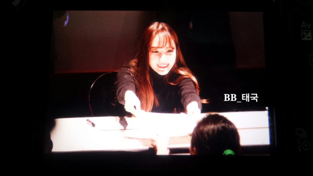 [PIC][07-11-2015]Jessica tham dự buổi Fansign cho dòng mỹ phẩm "J.ESTINA RED" tại "Myeongdong Lotte Cinema" vào chiều nay - Page 4 CTL6mlqUsAAYalQ