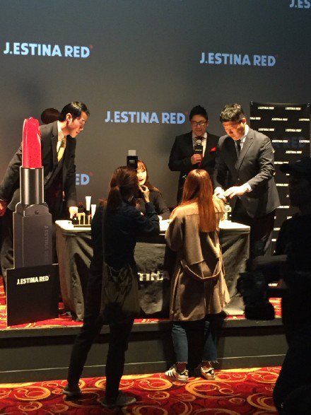 [PIC][07-11-2015]Jessica tham dự buổi Fansign cho dòng mỹ phẩm "J.ESTINA RED" tại "Myeongdong Lotte Cinema" vào chiều nay CTL9e6jUcAAl6RR