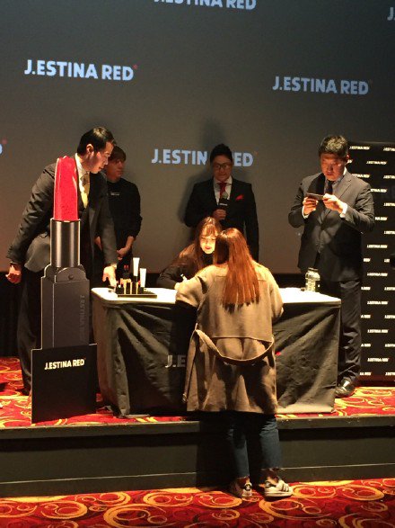 [PIC][07-11-2015]Jessica tham dự buổi Fansign cho dòng mỹ phẩm "J.ESTINA RED" tại "Myeongdong Lotte Cinema" vào chiều nay CTL9e9MUcAAVNGc