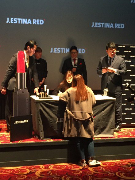 [PIC][07-11-2015]Jessica tham dự buổi Fansign cho dòng mỹ phẩm "J.ESTINA RED" tại "Myeongdong Lotte Cinema" vào chiều nay CTL9e9uVEAAd3Vo