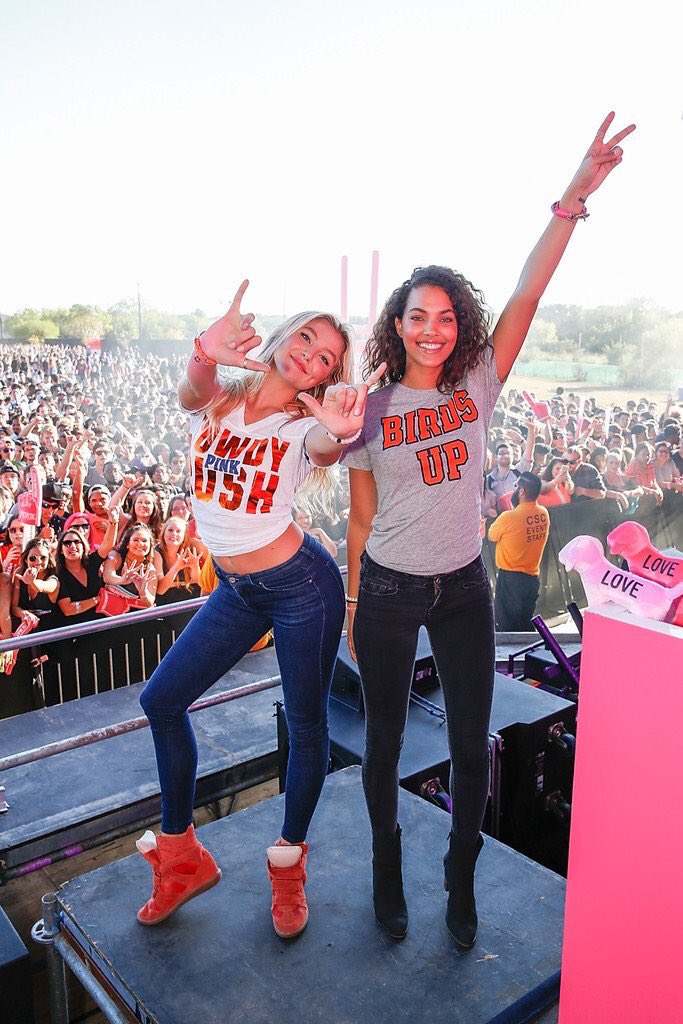 VSPINK_JPN's tweet photo. #UTSAGameOn @VSPINK Event w/@rachel_hil & @JessAStrother https://t.co/SOYnOKOTGF