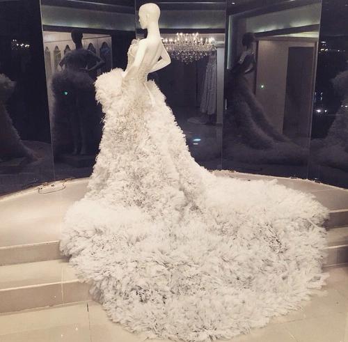 postbestoutfits's tweet photo. Vera Wang wedding dresses are the best https://t.co/mt7fUnwymo