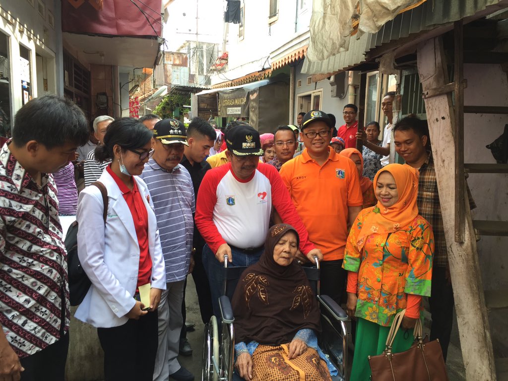 Layanan Ketuk Pintu di Rw 07 Bendungan Hilir dihadiri Walikota JP dgn memberikan bantuan kursi roda. <a href="/BeritaJakarta/">Berita Jakarta</a>