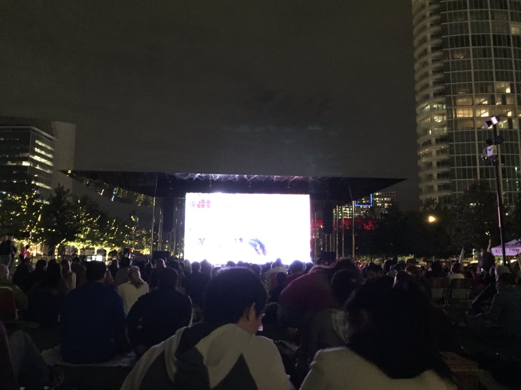 dablaker's tweet photo. Tosca simulcast to Clyde Warren Park! Lobster roll frim a food truck. My favorite sister, Nancee! @dallasopera https://t.co/LuXByP1wRi