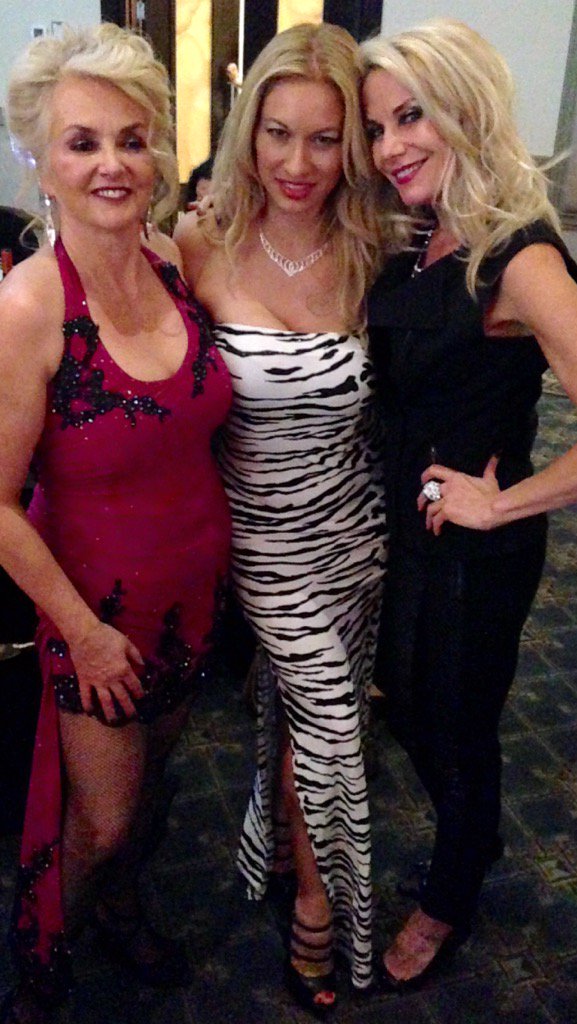 NikkiMoniqueFit's tweet photo. Posing w/ @TheWineLadies friends &amp; #DWMS2015 contestant Susanne w/her sis Georgia @MCCMississauga #Vote4Susanne 👏🏻🎶🌟 https://t.co/wID1sfhgSw