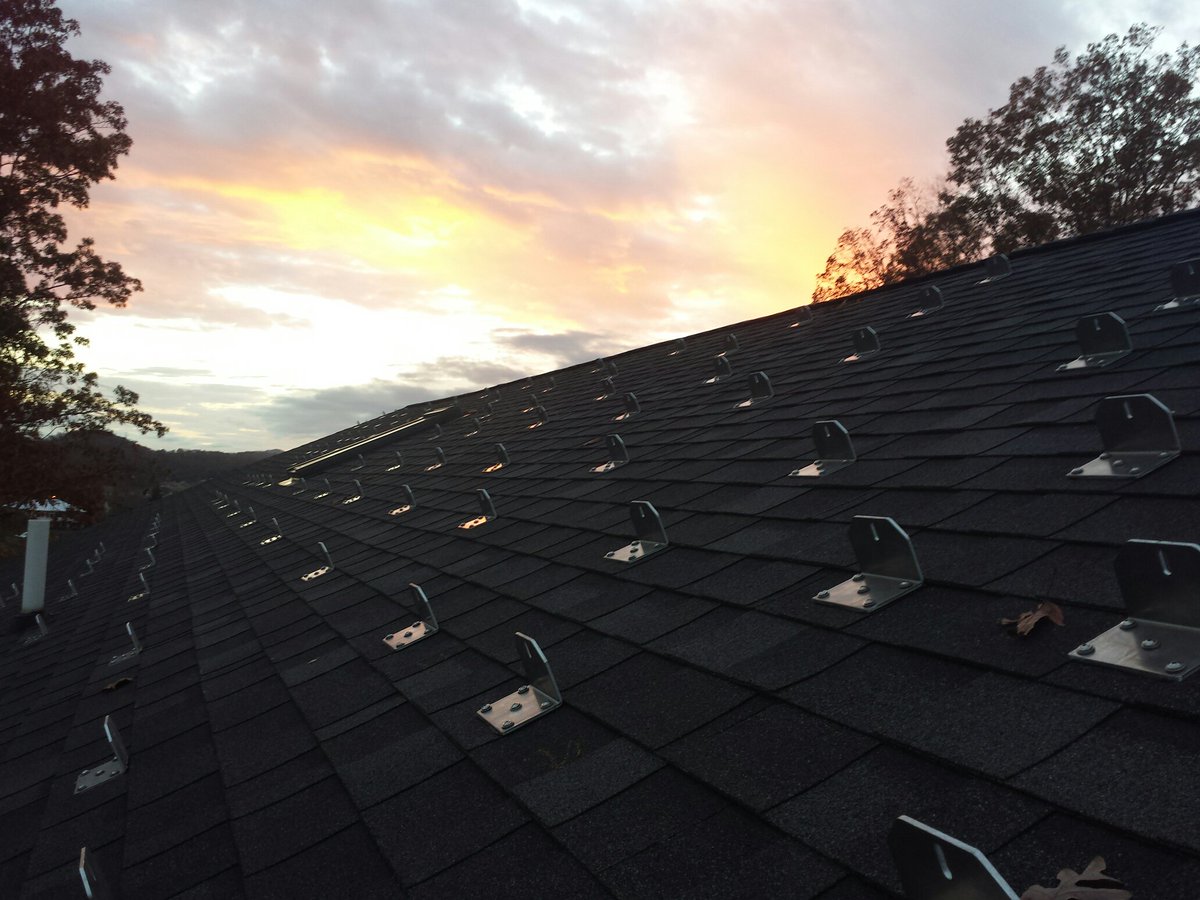 arrtnScott's tweet photo. Another sunset on the 10kW residential #solar installation in #PineyFlats. Using @DPWSolar_PF racking solutions. https://t.co/JoDaAaTOLd