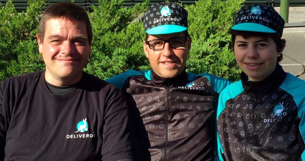LHidalgoS's tweet photo. Con parte del mejor equipo de @Deliveroo_MAD @libreocopada #caviarurbano #sobreruedas2 https://t.co/B63bHuS6OK