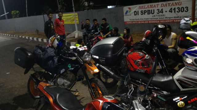 Menghilangkan lelah sejenak sambil kepoin status bbm, hehehehe