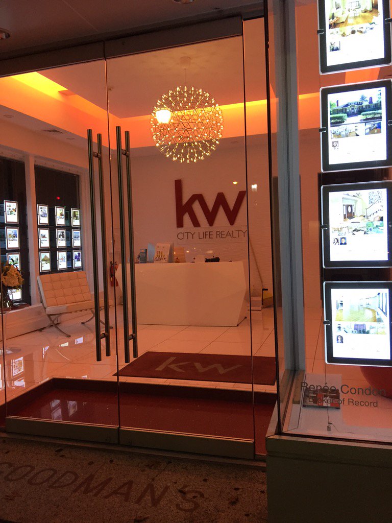 thejennapple's tweet photo. How hot is this office? #KellerWilliams #Realtor #RealEstate #BuySell #TeamDeVoe #RealtorFlow #Hoboken @kwcitylife https://t.co/IzsEdHH9an