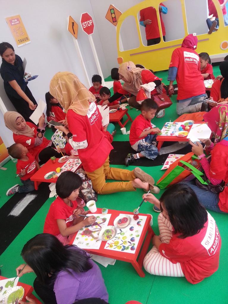 Dan ada juga kak <a href="/kittymanu/">kitty manu</a> ngajarin ngelukis pakai spons di #KotaLayakAnak di booth Pendidikan. Sudah ikutan?