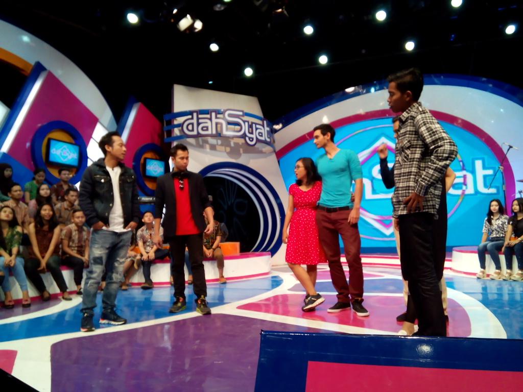 dahSyatMusik's tweet photo. JAPER kata @RaffiAhmadLagi n @DennyCagur cepet banget @mumuk_gomez putus dpt yg baru skrng Thomas #dahSyatSaturDate https://t.co/yc6SA7hEEw