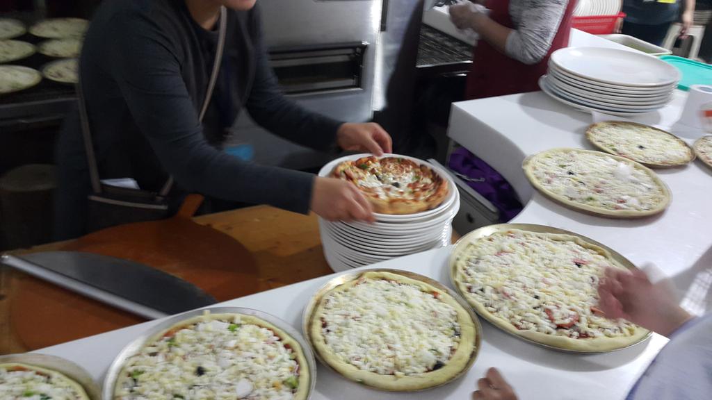 bsj09040's tweet photo. 성남시 드림스타트 문화체험 대학생멘토와  드림스타트 멘티 아동 70명이함께
고양시 낙농체험장에서  즐거운 피자  만들기를 합니다.  친구들과 선생님과 함께 웃음을 나누며  소중한 추억을 나눠요 https://t.co/7YYd2CYm0m