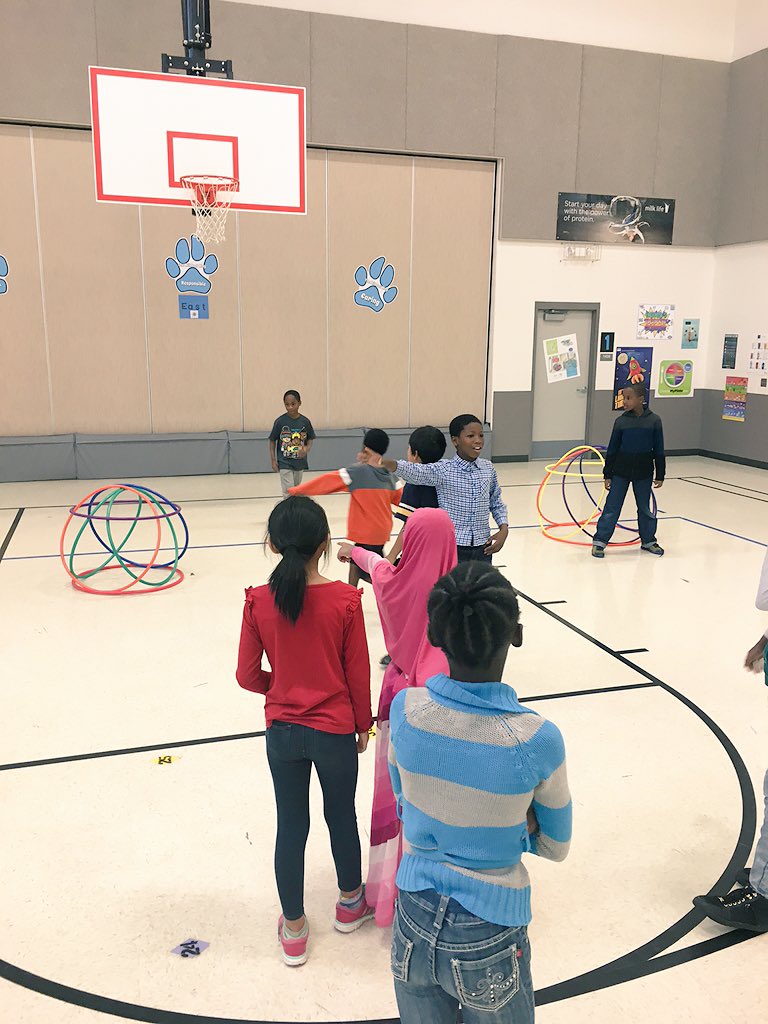 DMPSPE's tweet image. Teams discussing strategy for large group games! Castle ball is a new favorite at @EdmundsDMPS! #physed #strategy