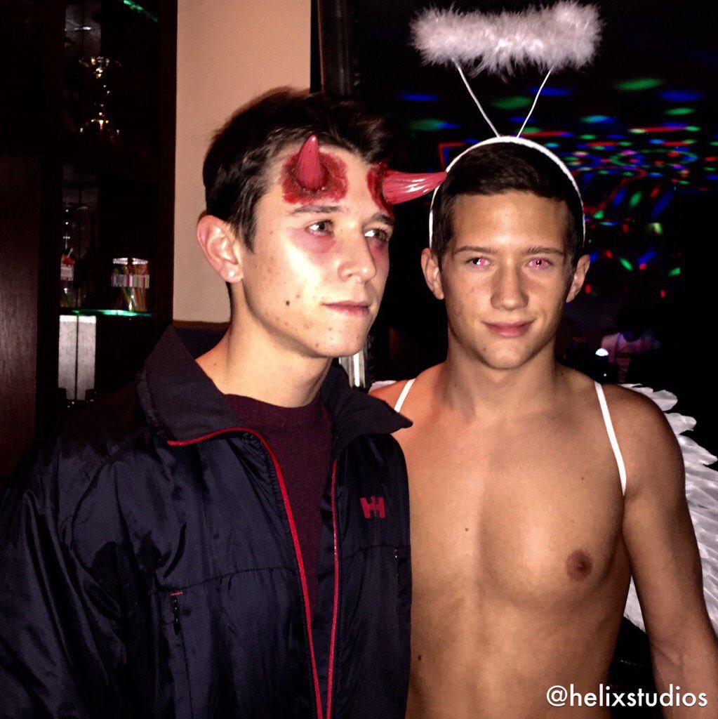 imaproudhuman's tweet photo. Couples Costume Goals 😍✨ https://t.co/mRT8pb1DDQ