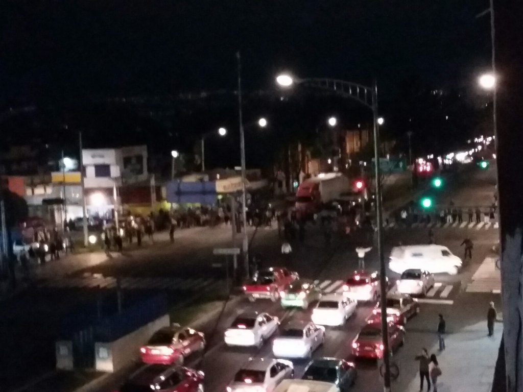 Bloquean vecinos zona sur del DF - CTLZ8CbUsAARAVO