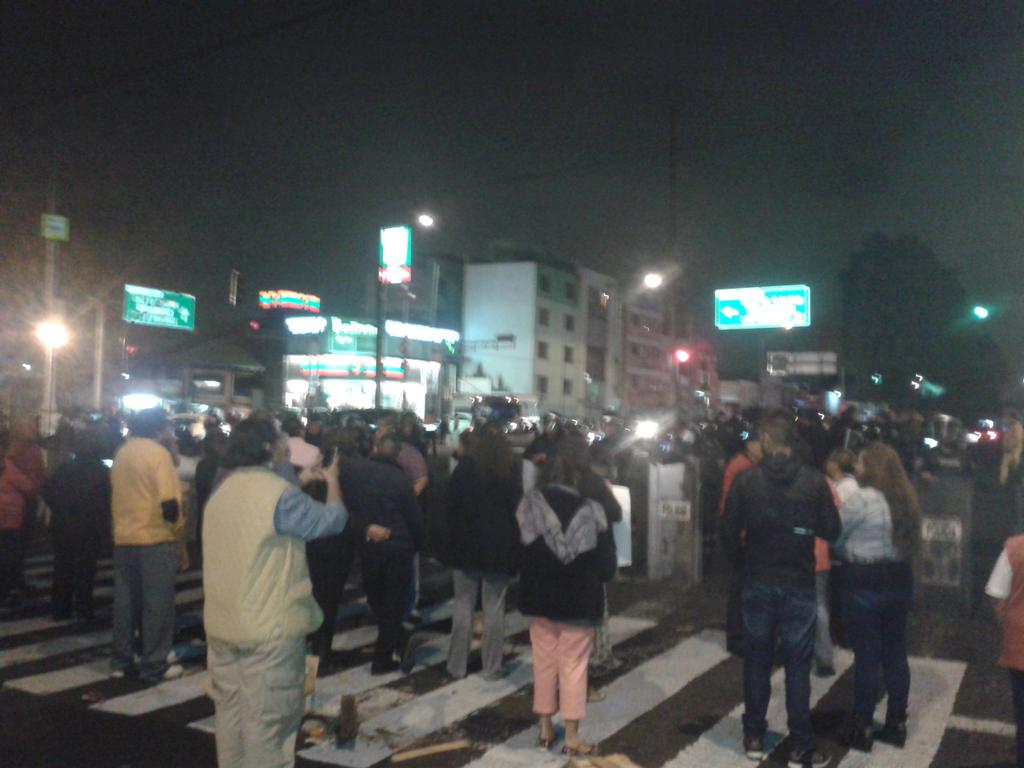 Bloquean vecinos zona sur del DF - CTLZacgVEAALzbR