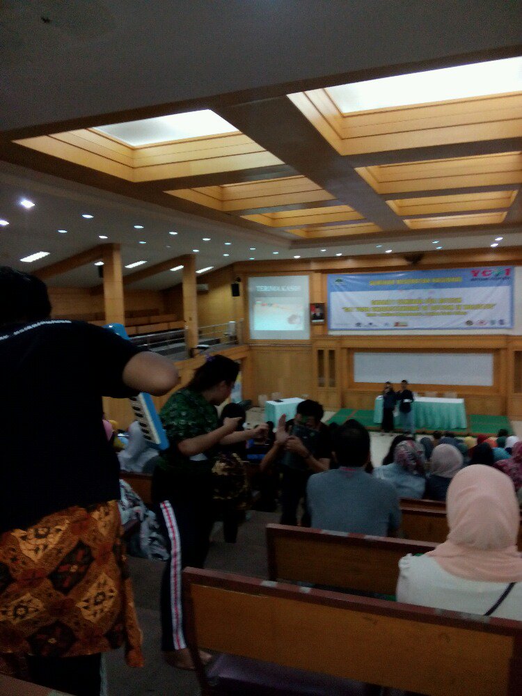 RajanyaEvent's tweet photo. Mulai teater dari art terapi : terapi penyembuhan mental dengam menggunakan seni .. #SeminarAutismBinawan https://t.co/ZuVxwVSRqi