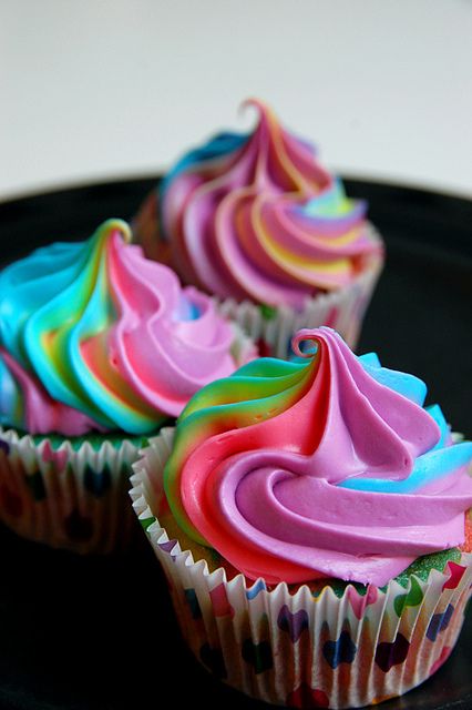 ItsFoodPics's tweet photo. Rainbow cupcakes! https://t.co/bChZaUPGQK