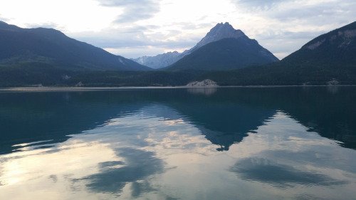 IntegrativeInfo's tweet photo. Kinbasket Lake, British Columbia Canada. [OC] [2048x1152] via... https://t.co/4Zv8DAj4sa https://t.co/5Jr4JuusKM