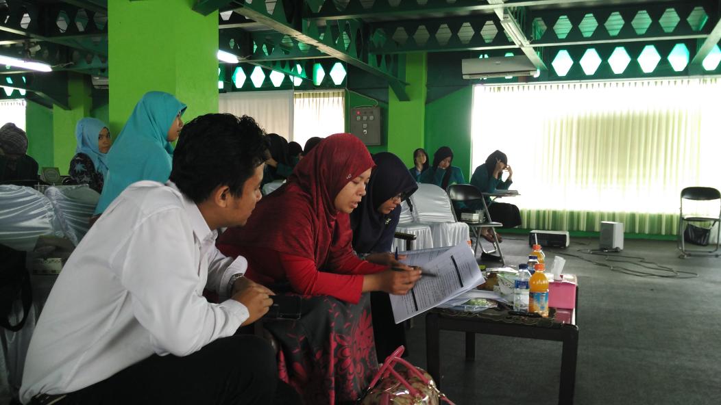 Muktamar kali ini diikuti pembina tercinta, ibu Tussy Triwahyuni, S.Si, M.Biomed.. Serius amat diskusinya :D