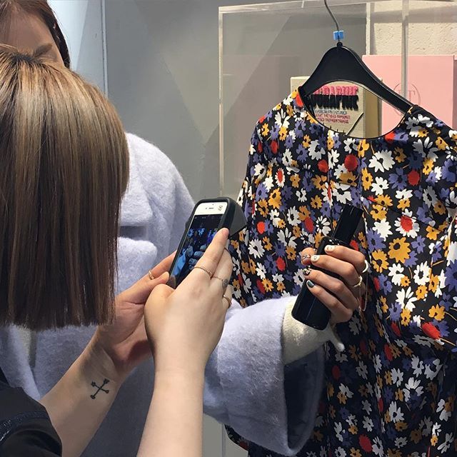 ClaudiePierlot's tweet photo. Nuestra fan valen_yj #fashion #moda 다음주 재미있는 콜라보레이션 커밍쑤운
두 명의 프로분들과 함께 💕💕💕💕 #claudiepierlot #onnu #2youngs 
#끌로디피에로 https://t.co/ipyVW7hX40