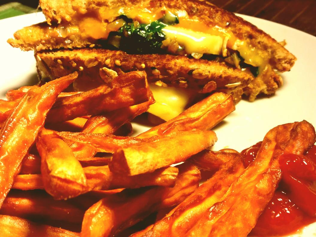 jeremytam's tweet photo. Carbo load before the match #GrilledCheese #Hockeynut #GoodHomeCookin https://t.co/Vw5FshrXg6