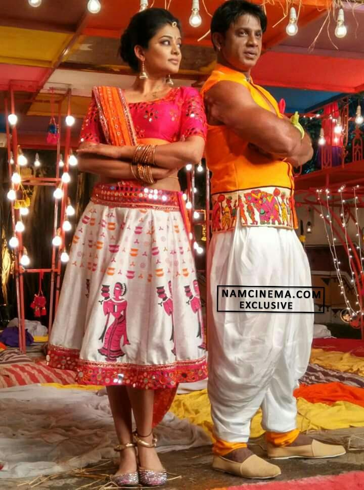 NamCinema's tweet photo. Exclusive still from the sets of #DanaKayonu Feat. @Duniyavijay1 &amp; @priyamani6 :) Movie directed by Yogaraj Bhat https://t.co/vipc1SAdIu