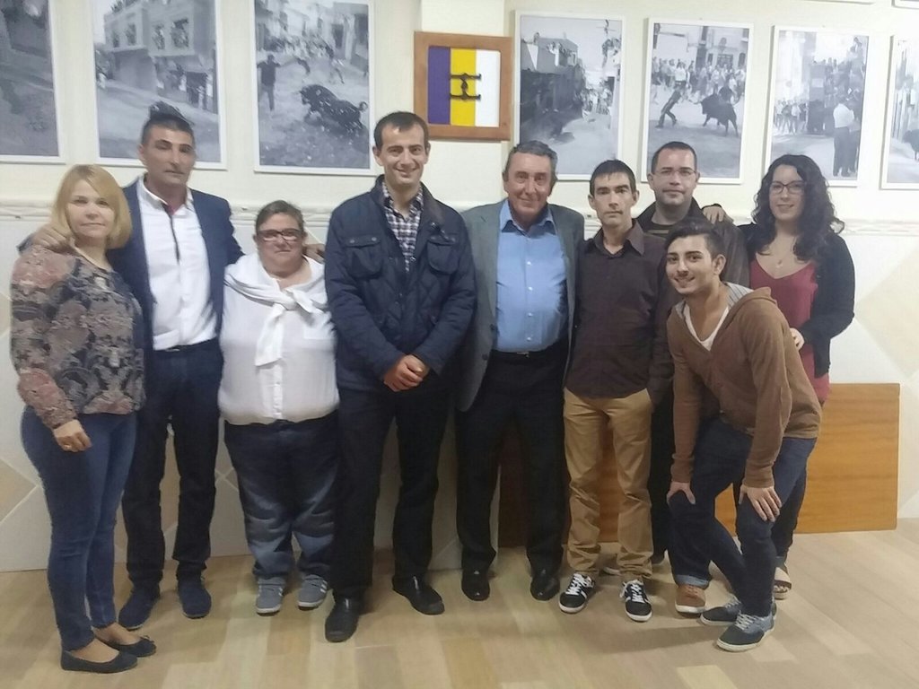 23Moli's tweet photo. "Un lujo y años d Afición"
Casal Comisión San Antonio Abad,Vall d Uxo
Vitrina Trofeos y foto Pleamar firmada
Ganadro https://t.co/hGIm9NffbJ