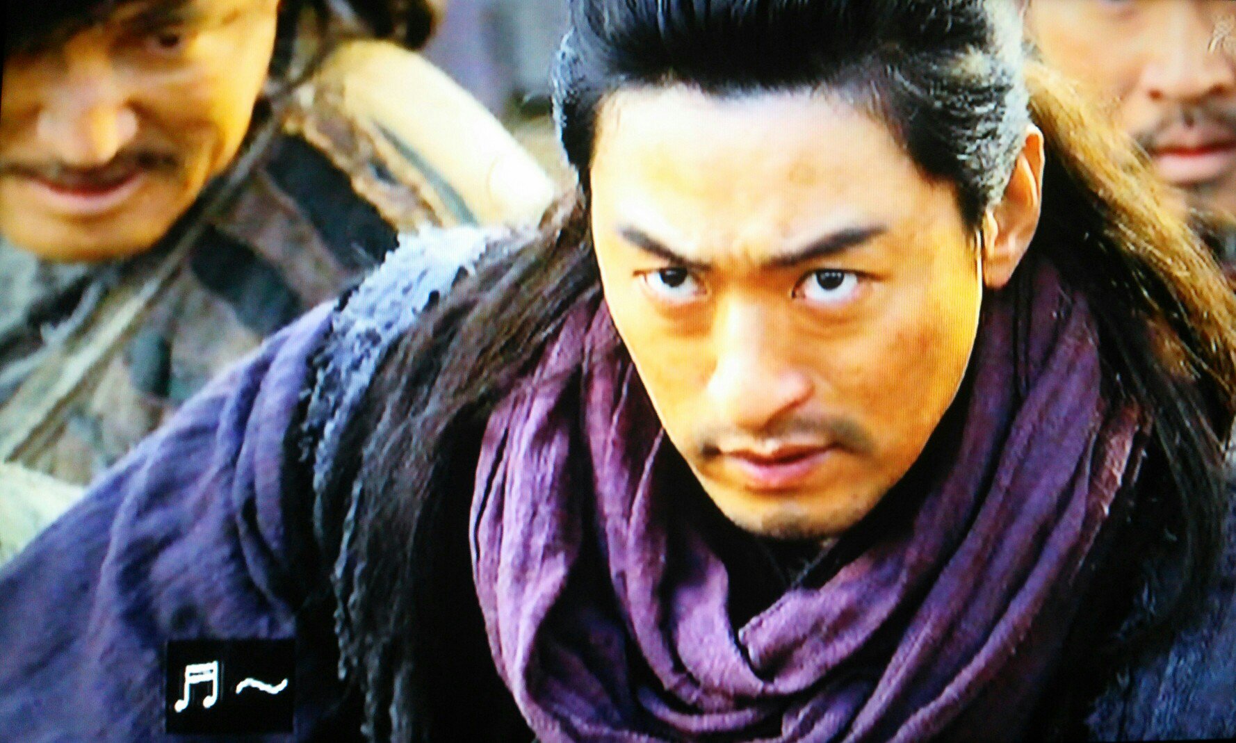 ユファ 緋色の弾丸円盤予約済み 奇皇后8話より 平伏と起立を繰り返す屈辱の訓練を受ける高麗組を 高見の見物の元の軍人一同 タルタルの隣にヨム ビョンスとチョチャムがいる 何か嫌だ 高麗組悔しいよね でも タルタルに見惚れる私 笑 奇皇后