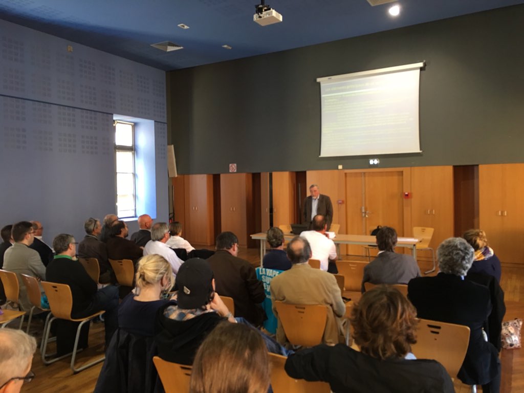 FIVAPE's tweet photo. Pierre Bartsch à la #JECE : présentation du nouveau rapport belge: #vape = lutte contre le tabagisme #vape4life https://t.co/p2pYjT4PVm