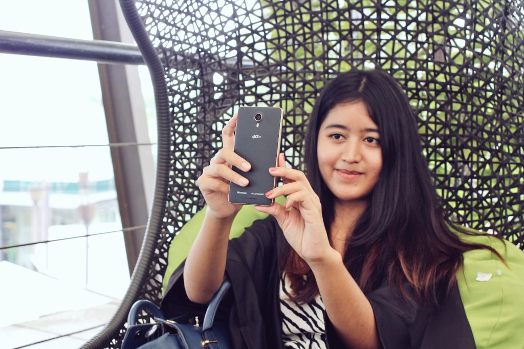 thejapra's tweet photo. Selfie with front camera + flash is one of feature Andromax R 4G LTE @smartfrenworld #SmartfrenHangout #GoForIt https://t.co/IEkDvnyD2D