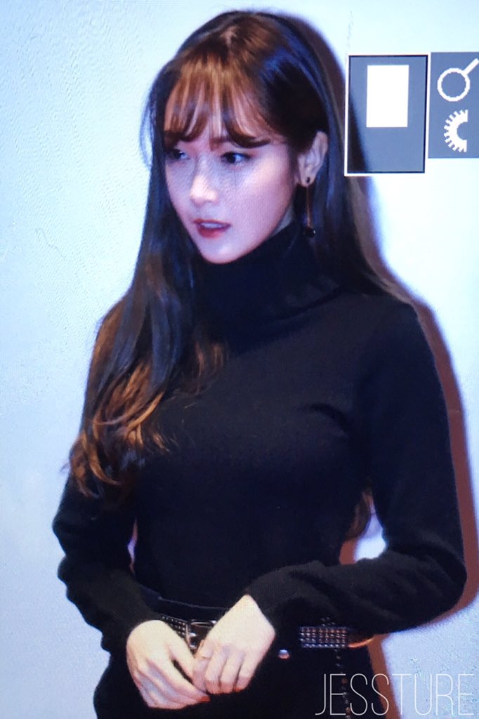 [PIC][07-11-2015]Jessica tham dự buổi Fansign cho dòng mỹ phẩm "J.ESTINA RED" tại "Myeongdong Lotte Cinema" vào chiều nay CTME8eQU8AAiXiN