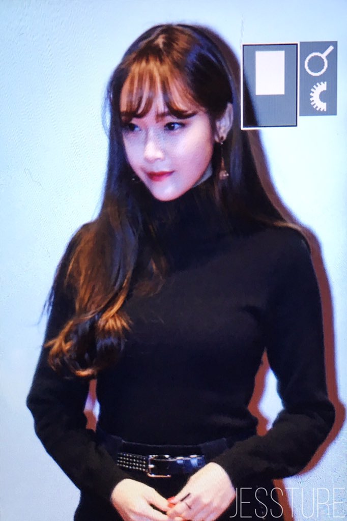 [PIC][07-11-2015]Jessica tham dự buổi Fansign cho dòng mỹ phẩm "J.ESTINA RED" tại "Myeongdong Lotte Cinema" vào chiều nay - Page 2 CTME8eQUkAAtblE