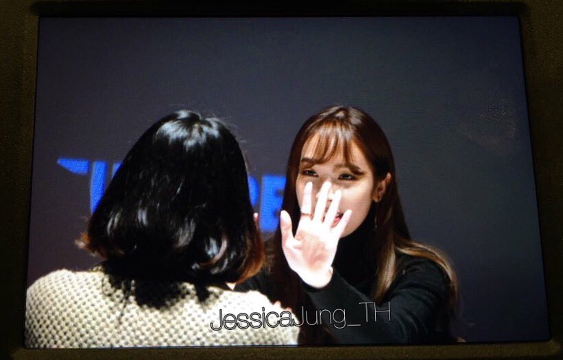 [PIC][07-11-2015]Jessica tham dự buổi Fansign cho dòng mỹ phẩm "J.ESTINA RED" tại "Myeongdong Lotte Cinema" vào chiều nay - Page 2 CTMEKUnUYAAMjAU