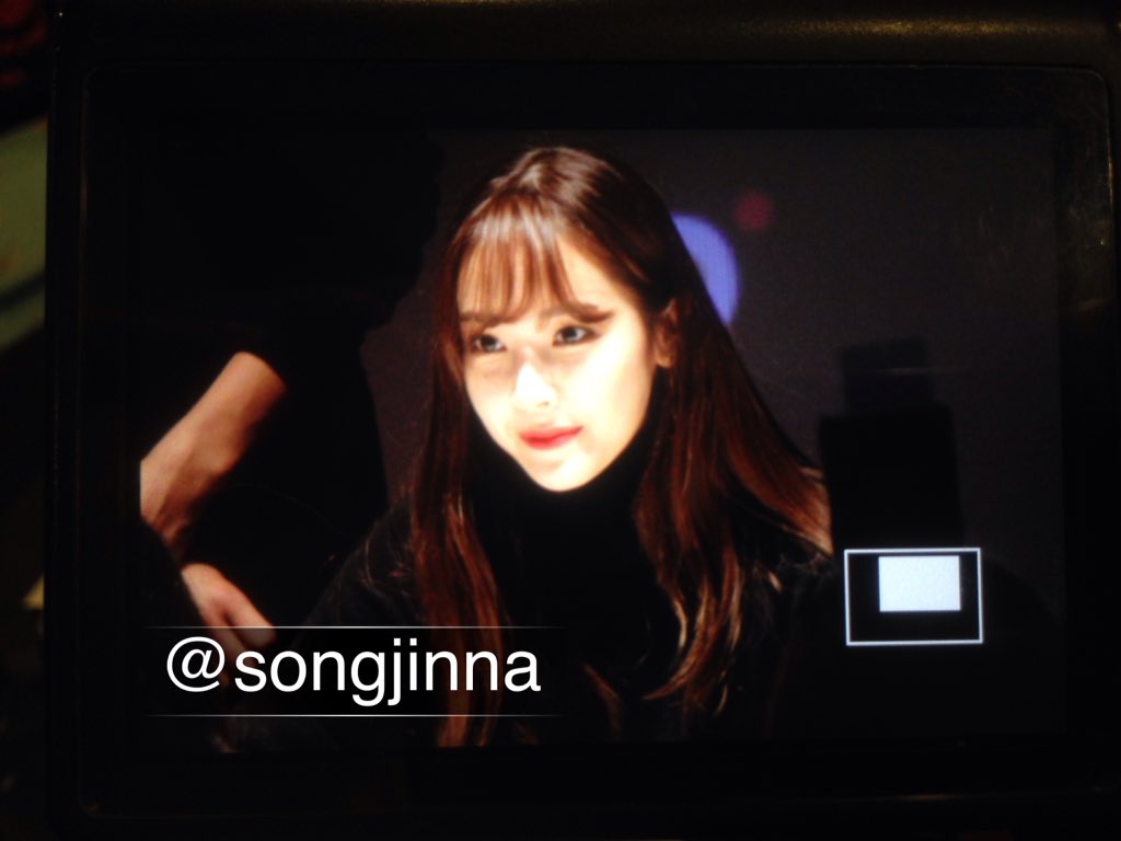 [PIC][07-11-2015]Jessica tham dự buổi Fansign cho dòng mỹ phẩm "J.ESTINA RED" tại "Myeongdong Lotte Cinema" vào chiều nay - Page 4 CTMG0jkUcAIjztE
