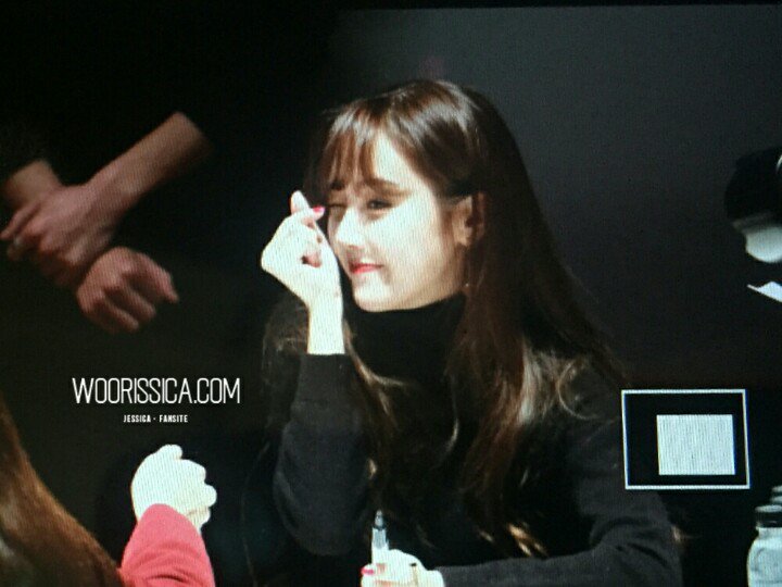 [PIC][07-11-2015]Jessica tham dự buổi Fansign cho dòng mỹ phẩm "J.ESTINA RED" tại "Myeongdong Lotte Cinema" vào chiều nay - Page 2 CTMHL40UYAAsZoM