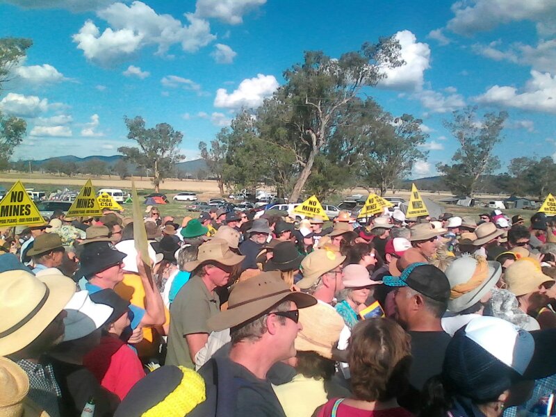 LockTheGate's tweet photo. The crowd at #harfest declaring commitment to help farmers fight to protect farmland from #Shenhua coal mine https://t.co/jwVkVQHy8R