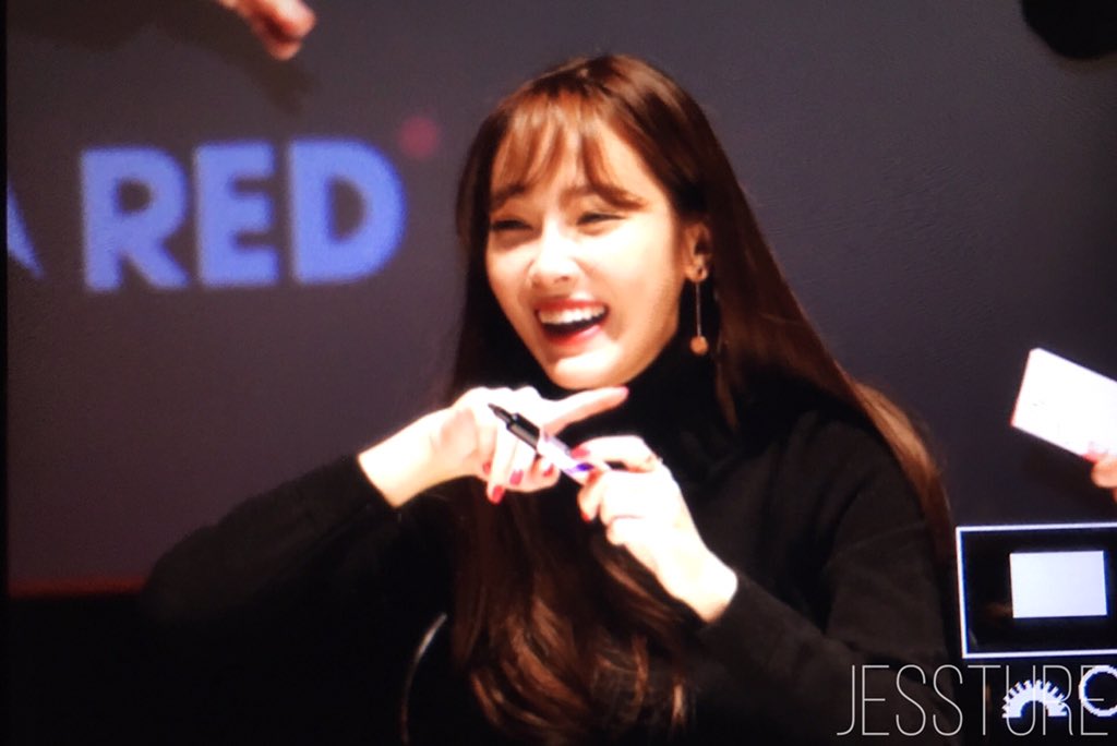 [PIC][07-11-2015]Jessica tham dự buổi Fansign cho dòng mỹ phẩm "J.ESTINA RED" tại "Myeongdong Lotte Cinema" vào chiều nay - Page 2 CTMIdZpUYAAW2av