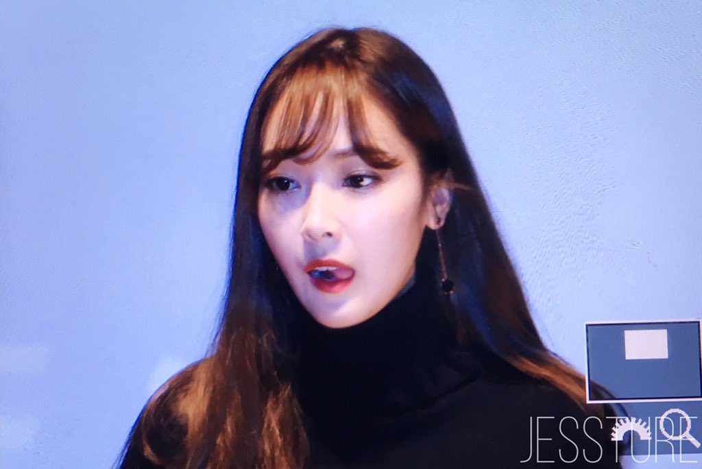 [PIC][07-11-2015]Jessica tham dự buổi Fansign cho dòng mỹ phẩm "J.ESTINA RED" tại "Myeongdong Lotte Cinema" vào chiều nay - Page 4 CTMJobzUwAAzUxH