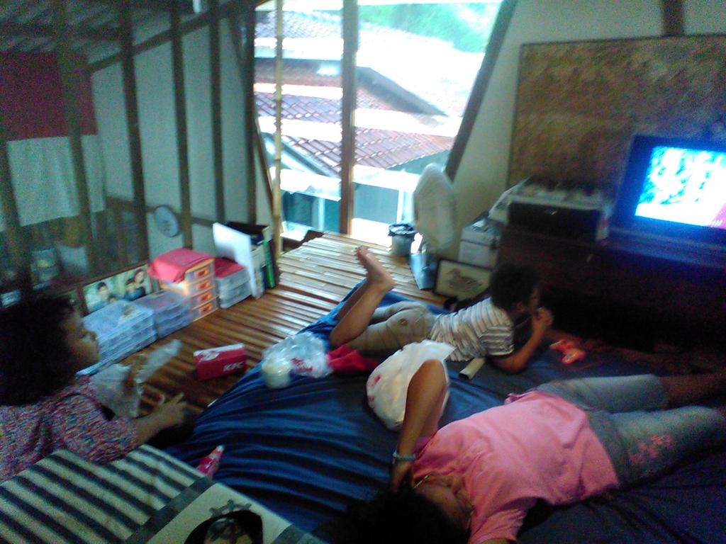 sedang di <a href="/warungsitinggil/">warung sitinggil</a> ...santai...