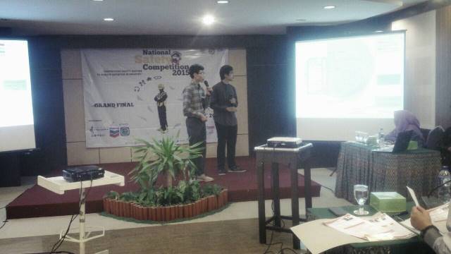Suasana presentasi paper urutan no 4 dengan anggota Muhamad Hartono dan Rizky Arimurti Hadju dari UGM