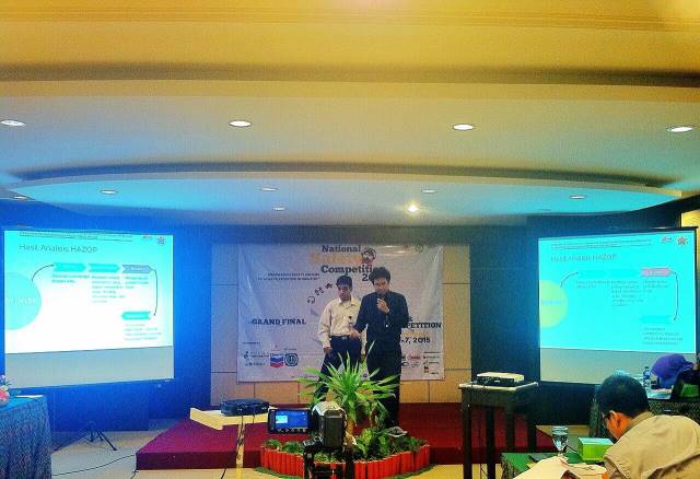 Suasana presentasi paper tim urutan 5 yang beranggotakan Rendy Bayu Aji dan Rendy Widya Anugrah dari UGM