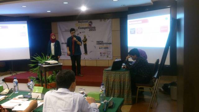 Presentasi selanjutnya adalah tim dari ITB yang beranggotakan Muhammad Farras Wibisono dan Amanda Putri Ashari