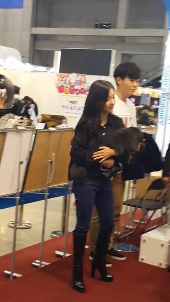 T_ARAPETS's tweet photo. [FANTAKEN] 151107 K-Pet Fair - Soyeon with #Totoro #t_dogs #KPetFair2015 #NaturalBalance https://t.co/fI2zHrmRTZ