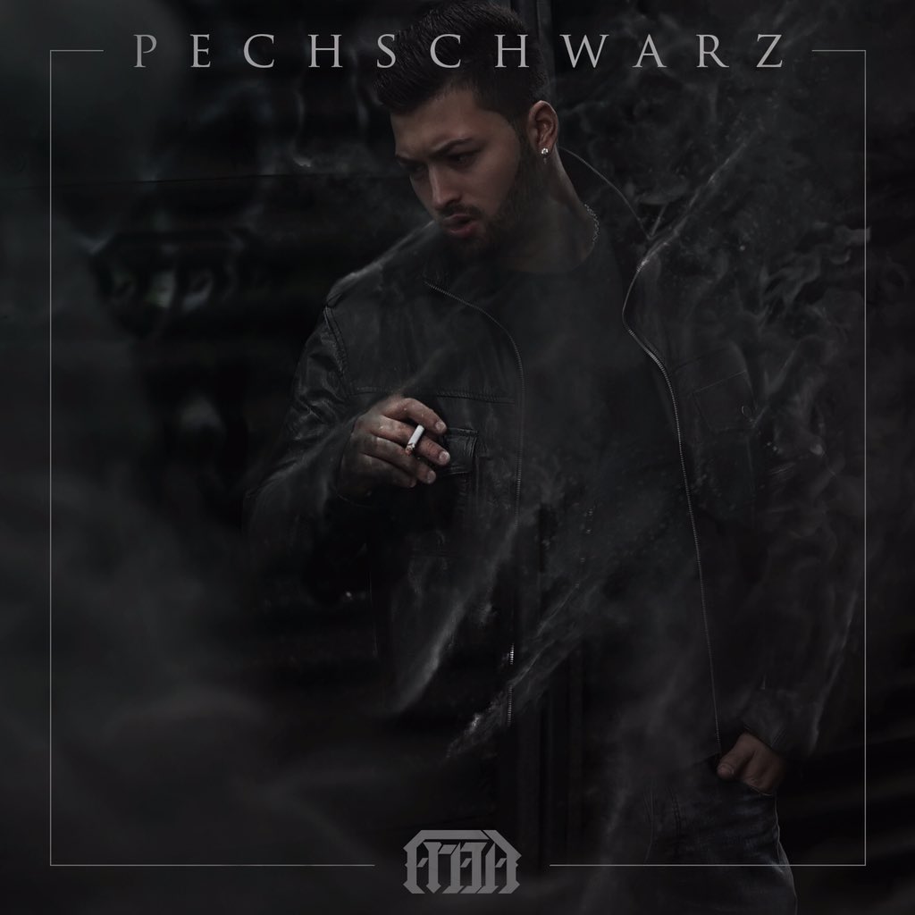 VinDouws's tweet photo. 04.12.15 !!!
#Fraa #pechschwarz #frankfurt #rap #hiphop #ffm #hanau #langenselbold #trailer #classicstudios #Azad https://t.co/Y7qPR3AUgO